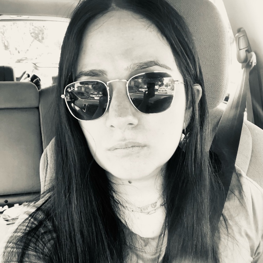 Meet your stylish and amazing Posher, Adiana